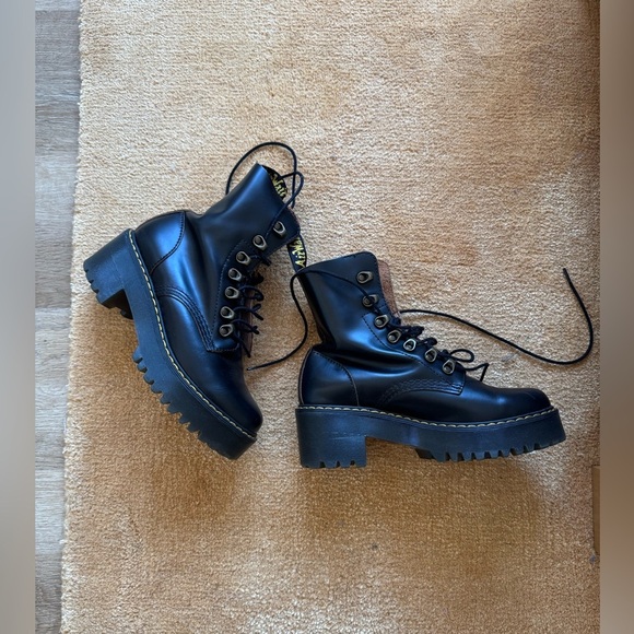🍂NWOT Dr. Martens LEONA WOMEN'S VINTAGE SMOOTH LEATHER HEELED BLACK BOOTS - Picture 9 of 16